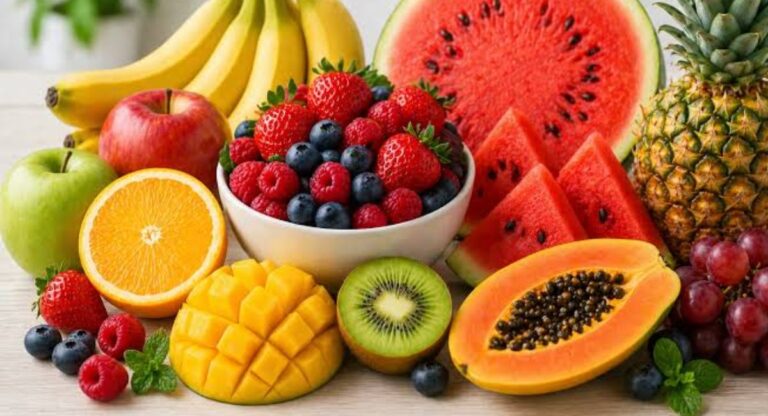 Healthy fruits for weight loss including apples, berries, grapefruit, and watermelon that support fat loss and healthy eating.